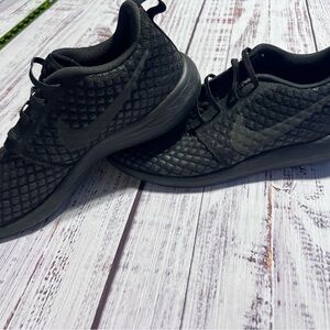 Nike Mens Roshe Two Flyknit 859535-001 Black Running Shoes Sneakers Size 11